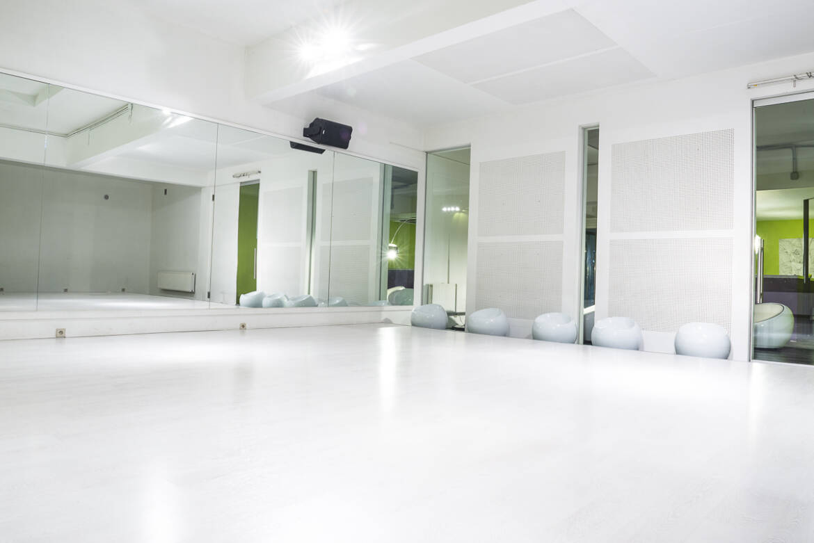 Salle-vide-miroir.jpg